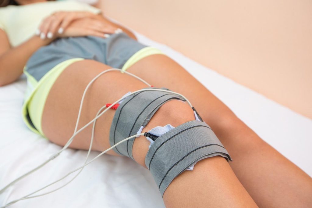 Fysiotherapeut behandelt patiënt in praktijk Berkel en Rodenrijs met revalidatie- en hersteltechnieken