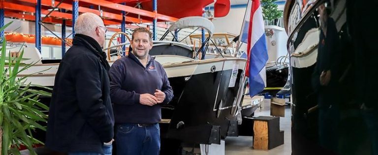 Ons Team Klein sloepje kopen met comfortabele zitplaatsen en moderne uitstraling voor ontspannen dagen op het water
